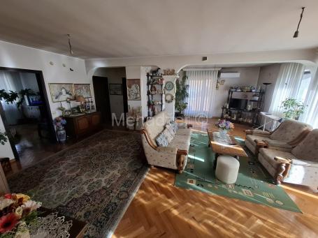 Petlovo Brdo, Kuća 490m2  2Lokala+2 stana, 2 garaze8+, pr+1+2,7a, uknjžen