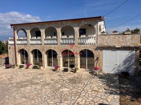 Vir, uredna kuća s 4 apartmana blizu mora
