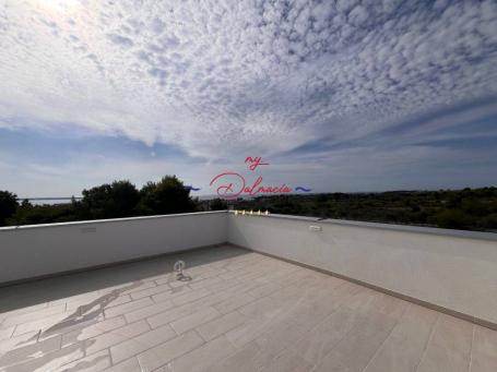 Vir - blizu centra, stan 2. kat/krovni balkon/pogled na more