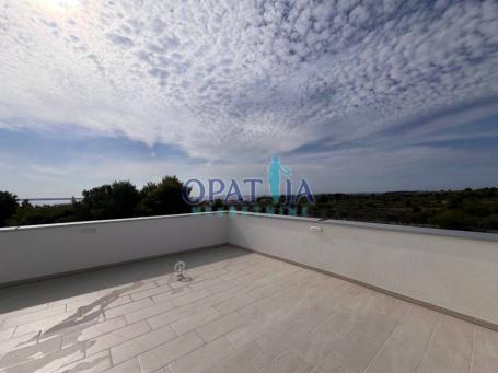 Vir - blizu centra, stan 2. kat/krovni balkon/pogled na more