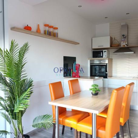 Kastav - Prekrasna moderna kuća s terasom i parkirnim mjestom - do 1.6.26