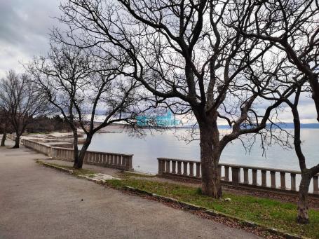 Kraljevica, Oštro- zemljište za kamp, ugostiteljski objekt, pansion. . . , samo 50m od mora