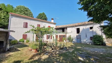 ISTRA, BUZET, KAMENA KUĆA I 2,5 ha ZEMLJIŠTA, PRODAJE SE