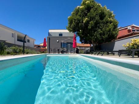 Istrien, Ližnjan – Moderne Villa mit Pool und klarer Architektursprache