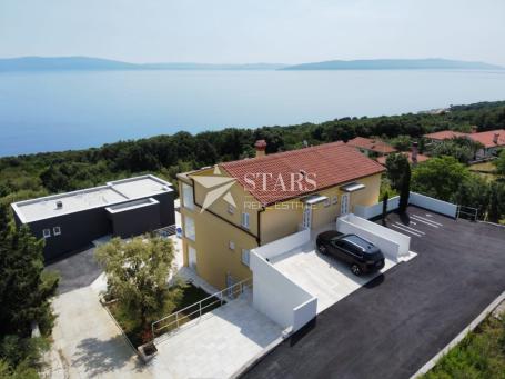 Istra, Labin - apartmanska kuća s bazenom i panoramskim pogledom na more
