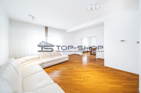 Šalata , novouređen peterosoban penthouse  površine 220 m2 sa prekrasnim terasama i pogledom na grad