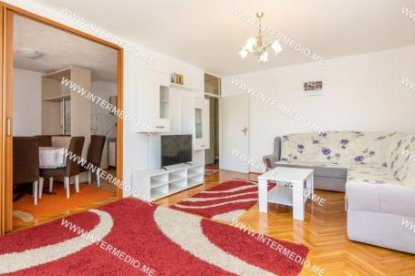One-Bedroom Apartment with a Large Terrace, Igalo