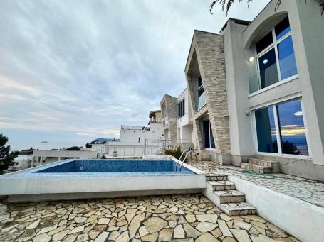 Luxury Villa with Swimming Pool for Rent – Perfect Getaway with Panoramic Sea Views