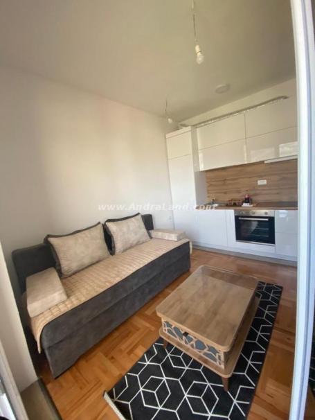 Zu verkaufen – Voll möblierte Garçonnière in einem modernen Gebäude (27 m²)