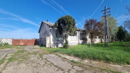 Riđica. Poslovni objekti 1996m2, plac 1ha