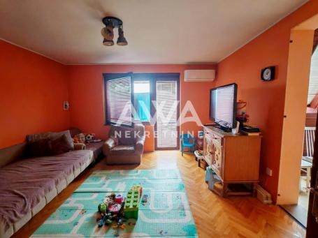 Centar Apatina. V sprat, trosoban stan 75m2