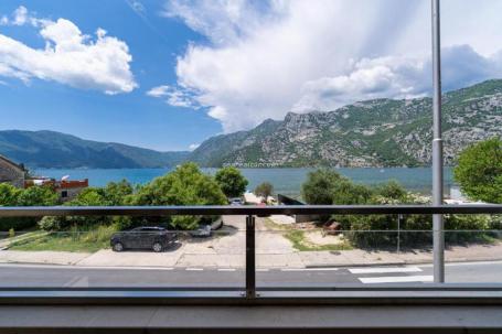 Studio apartment on the first line by the sea – Risan