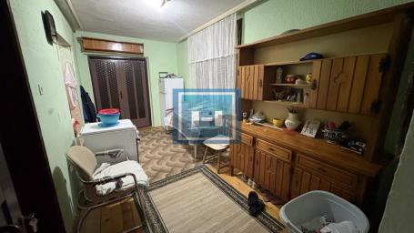 Izdajem kuću u širem centru grada – odlična lokacija, pristupačna cena