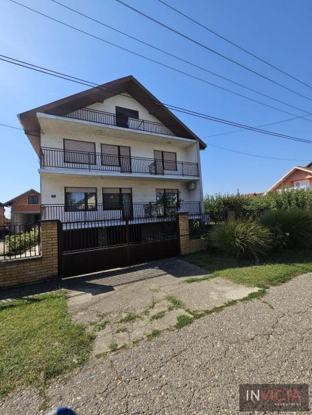 Porodična kuća sa tri stambene jedinice i posl. objektom