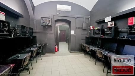 CENTAR IZDAJE SE VIŠENAMENSKI ULIČNI LOKAL
