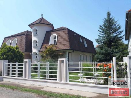 LIPOV GAJ IZDAJE SE KUĆA-VILA SA GARAŽOM