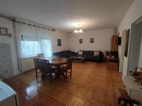 Kuća, Borča, 214 m2, 7 ari