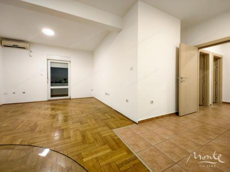 Stan sa 2 spavaće sobe, terasom i odličnom infrastrukturom u centru Podgorice