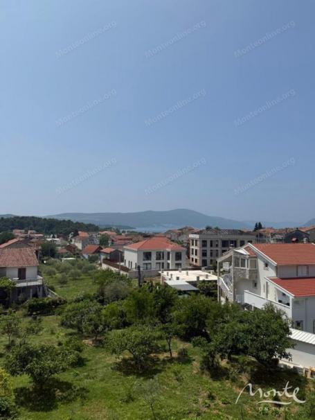 Placevi u Tivtu (područje Mrčevca) sa panoramskim pogledom na zaliv i planine
