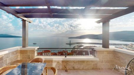 Svijetli studio apartman s panoramskim pogledom na more u Marina Villageu, Luštica Bay