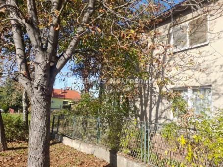 Velika, spratna kuća u centru Surčina