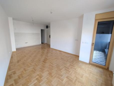 Jednoiposoban stan + Garsonjera, Centar