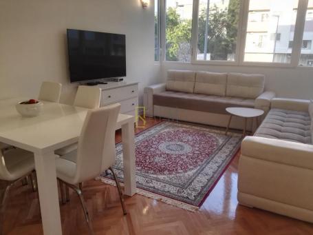 Prodajemo-renoviran stan 65m2 u strogom centru grada