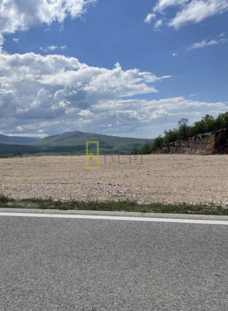 Prodaja - Urbanizovano zemljiste uz magistralni put Nikšić