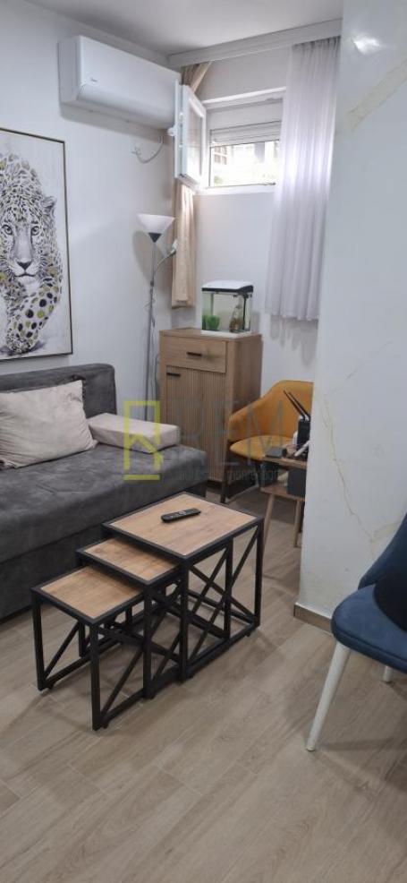 Prodajemo- namjestenu garsonjera povrsine 22m2, Zabjelo