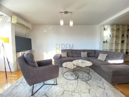 Prodajemo- trosoban, renoviran stan 86m2, u strogom Centru grada