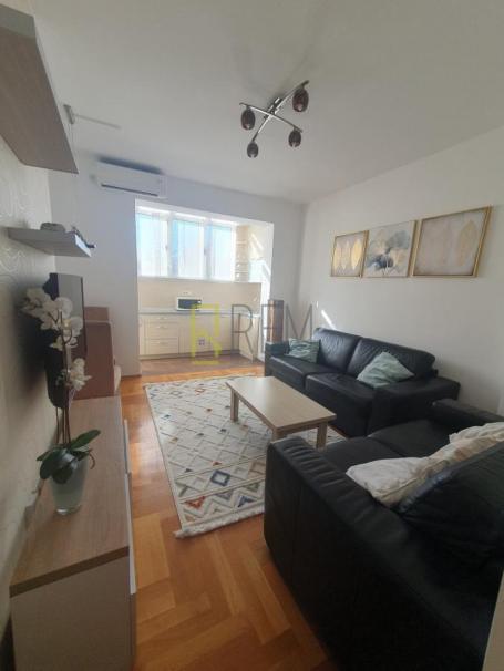 Prodajemo- kompletno renoviran i namjesten dvosoban stan 66m2, Centar
