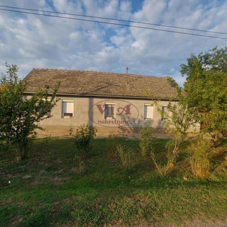 Srbobran, Turija, Komforna kuća sa velikim placem punim zelenila od 2448 m2