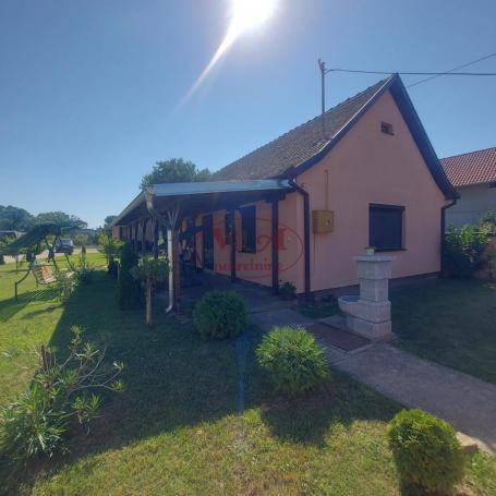 Srbobran, Turija, lepo uređena kuća sa velikim dvorištem i većim objektom za razne namene - može zam