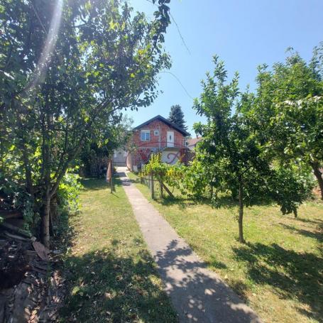 Petrovaradin, Tri stambena objekta sa 5 posebnih stanova na placu od 725 m2 - odlična investicija