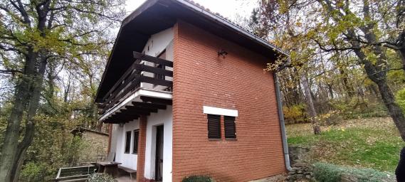 Kosmaj, vikendica na vrhu kod Hotela i Planinarskog doma .. 