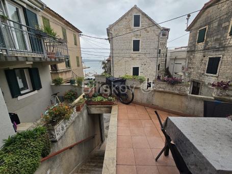 Kaštel Kambelovac, kamena kuća 50m od mora, prodaja