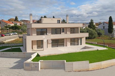 MODERNE VILLA MIT SCHWIMMBAD IN DER SIEDLUNG IN DER NÄHE VON POREČA