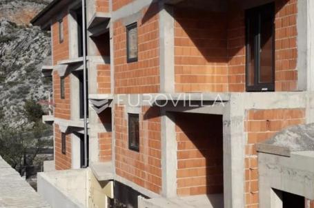 Senj, atraktivna zgrada u Roh bau fazi sa 6 stanova, pogled na more, garaža