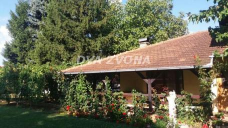 Fantastična četvorosobna kuća sa odvojenim stanom i prelepim vrtom – Bocke, 2 km od budućeg mosta!