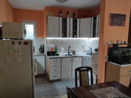Spuštena cena - Odličan stan na 1 spratu u centru grada