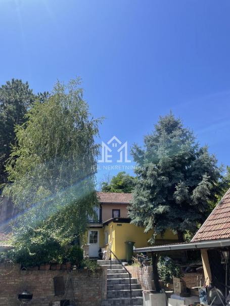 Plac 1.727 m² sa dve kuće u Petrovaradinu –  zemljište u građevinskom području