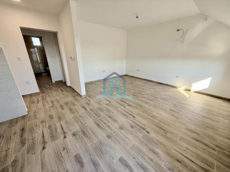 Troiposoban sta sa gratis krovnom terasom površine 90 m² i dva parking mesta
