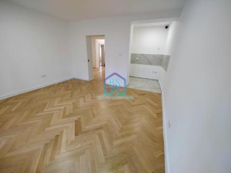 Centar salonski trosoban stan