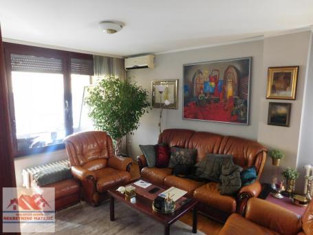LUX STAN 151M2, VAŠARIŠTE KOD PARKA, 3. SPRAT, --210000 E