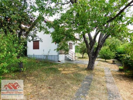 KUĆA 40M2 IZNAD JEZERA, 7 ARI PLACA, BUNAR, GARAŽA, —79.900 E
