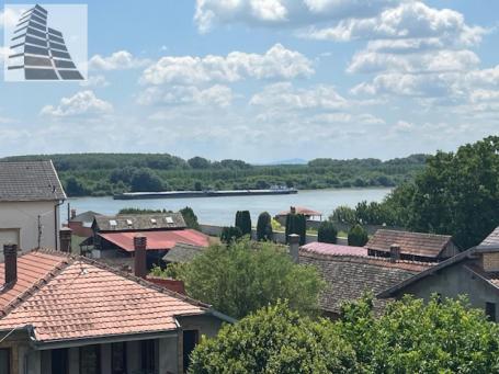 Stara Pazova-uknjižena kuća sa tri stana
