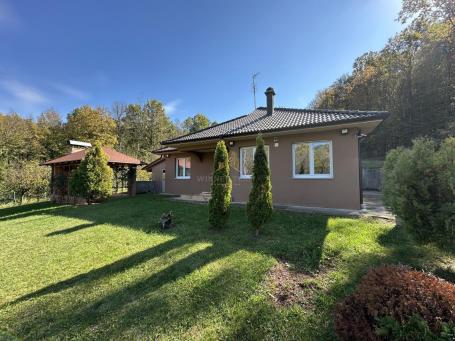 Novoizgrađena kuća u Sisevcu – spoj savremenog komfora i netaknute prirode na 50 ari zemljišta