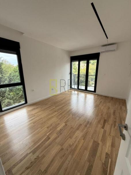 Prodajemo- neuseljavan trosoban stan površine 90 m², smješten u podnožju brda Gorica