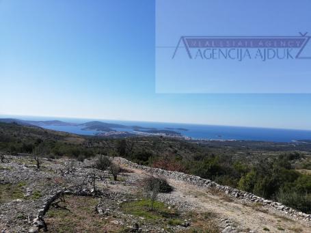 Šibenik Rogoznica 5636 m2 sa kućicom, pogled na more!