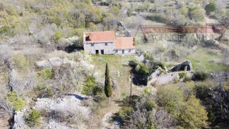 Imotski Lovreć četiri kamene kuće i velika okućnica 13000 m2